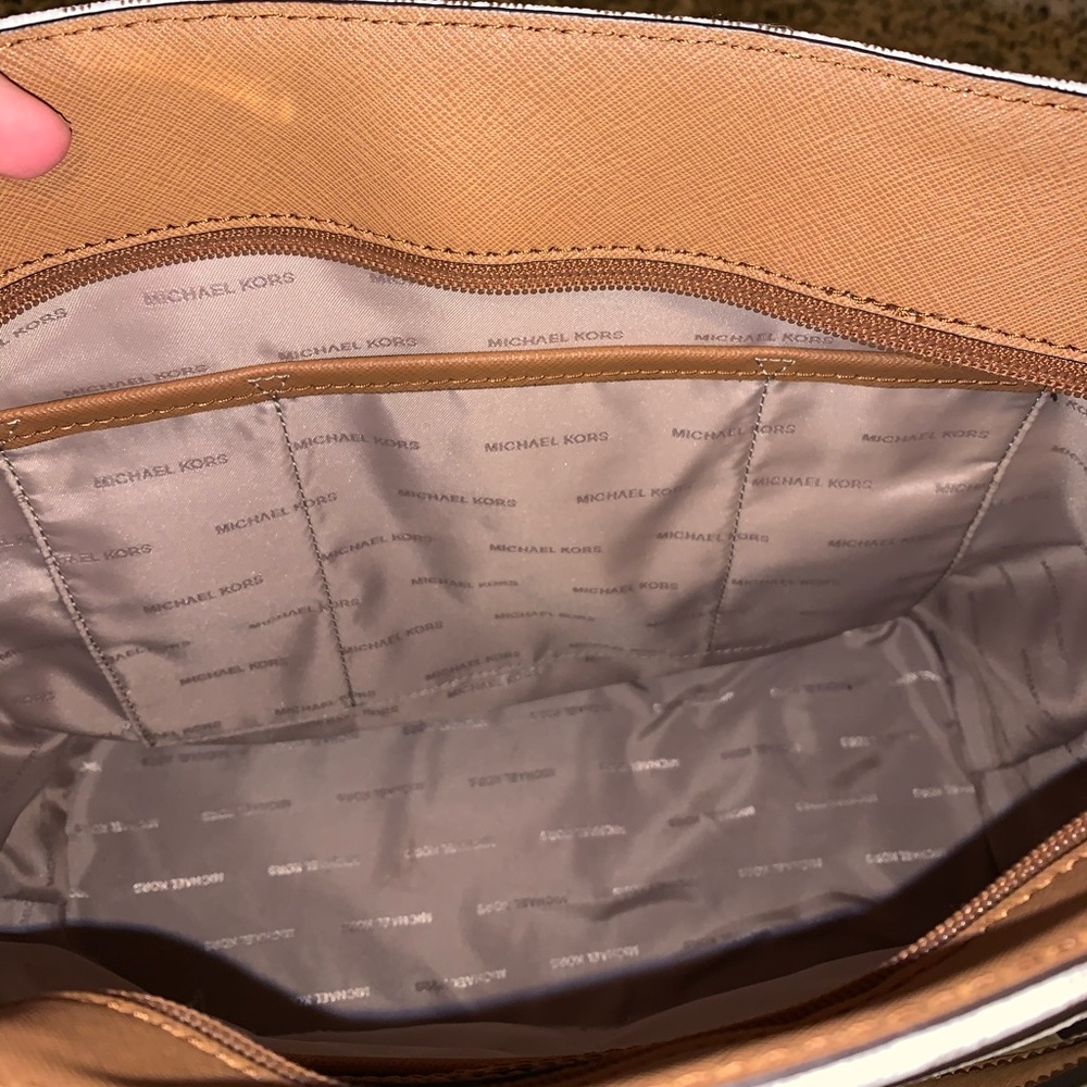 Authentic Michael Kors Morgan Tote (Vanilla) - Picture 6 of 8